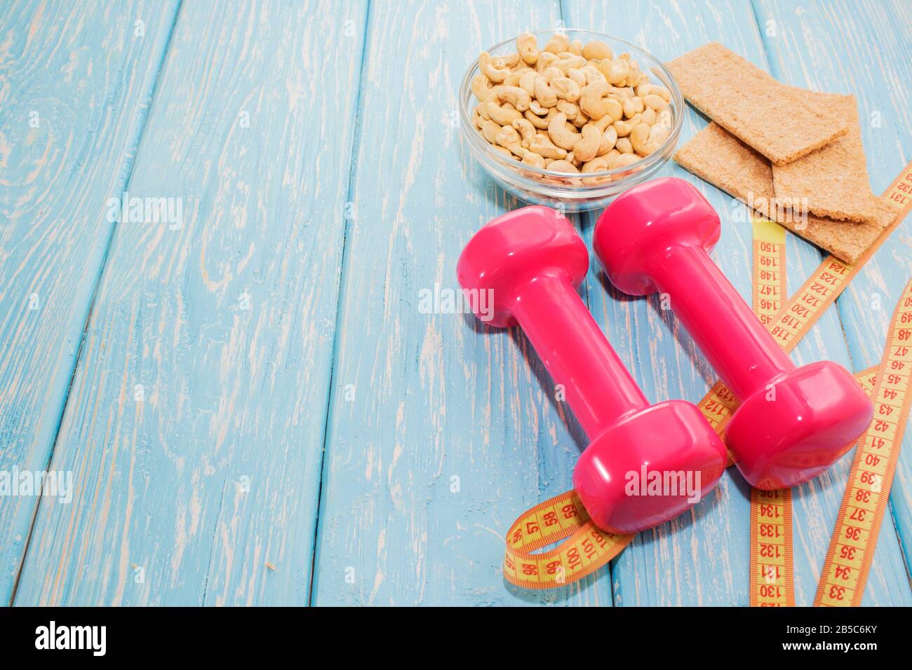 Das Konzept einer gesunden Ernährung. Kleine Hanteln, gesunder Lebensstil, Sport. Fitnesskost. Stockfoto