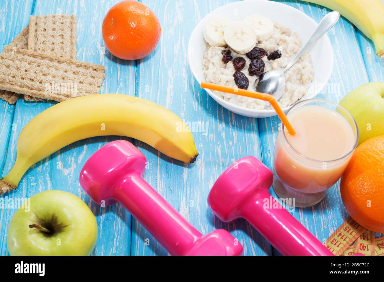 Obst, Gemüse, Saft, Smoothies und Hanteln Gesundheit Ernährung und Fitness Lifestyle Konzept Stockfoto