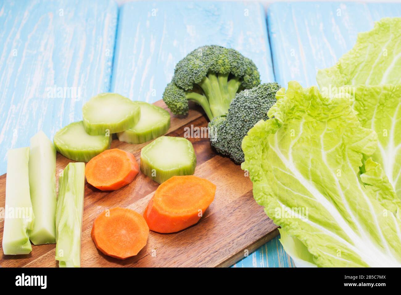 Frisches Gemüse auf einem Holztisch. Das Konzept des gesunden Essens. Vegan, vegetarisch. Stockfoto