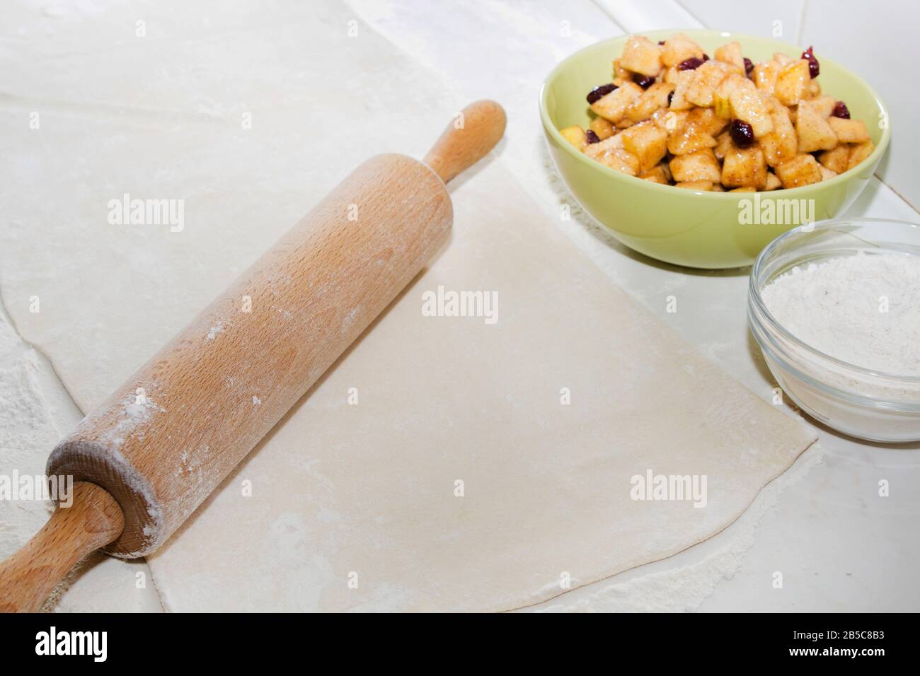 Apfelstrudel in der Hausküche kochen Stockfoto