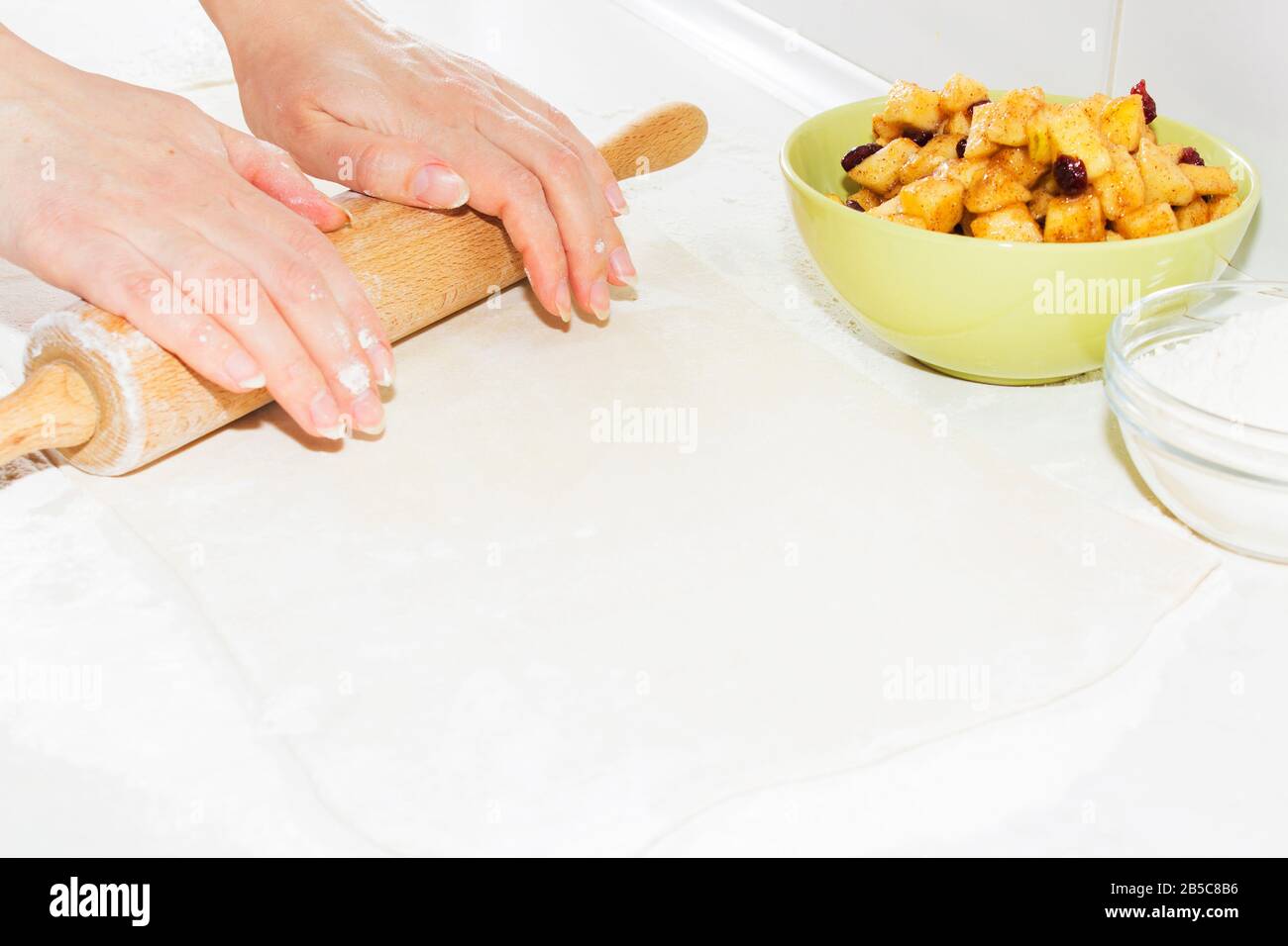 Apfelstrudel in der Hausküche kochen Stockfoto