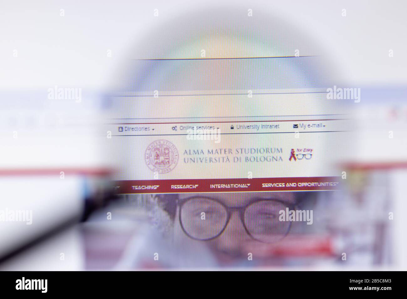 Los Angeles, Kalifornien, USA - 7. März 2020: Alma Mater Studiorum - Homepage Logo der Website der Universität von Bologna im Nahbereich zu sehen Stockfoto