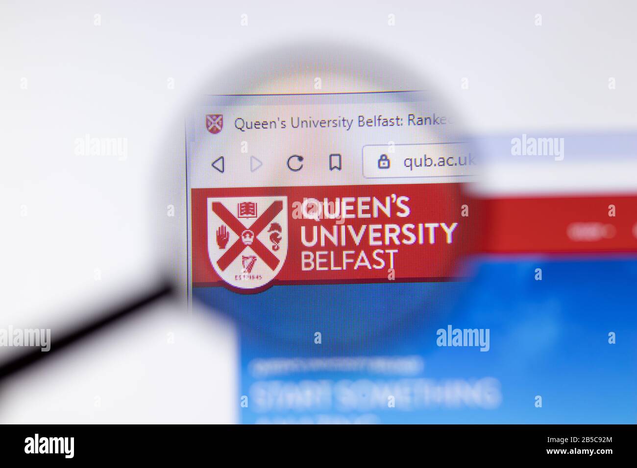 Los Angeles, Kalifornien, USA - 7. März 2020: Logo auf der Homepage der Queen's University Belfast Website, das auf der Seite des Close-up, Illustrative Editorial zu sehen ist Stockfoto