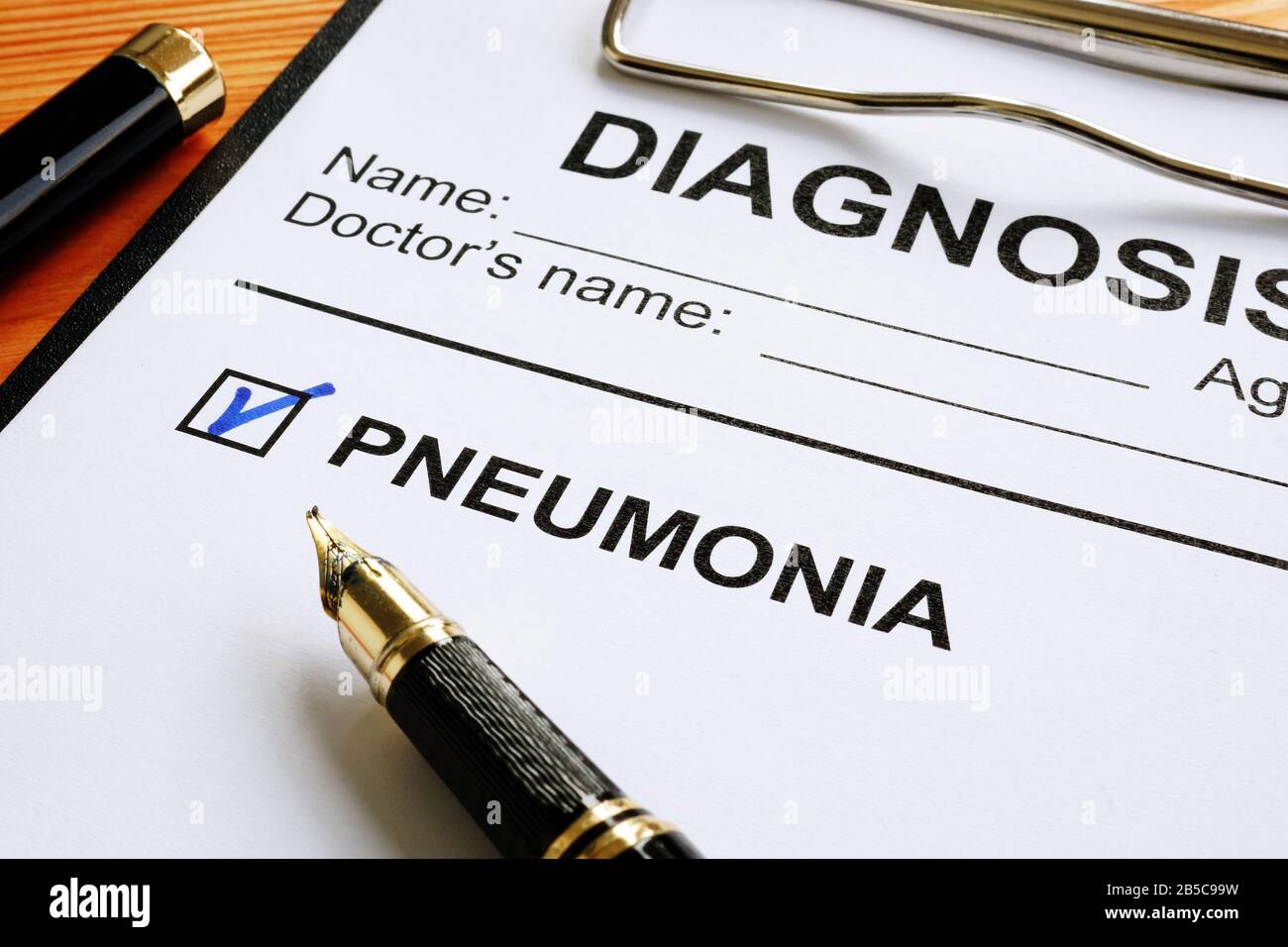 Positive Diagnose Pneumonie in medizinischer Form. Stockfoto