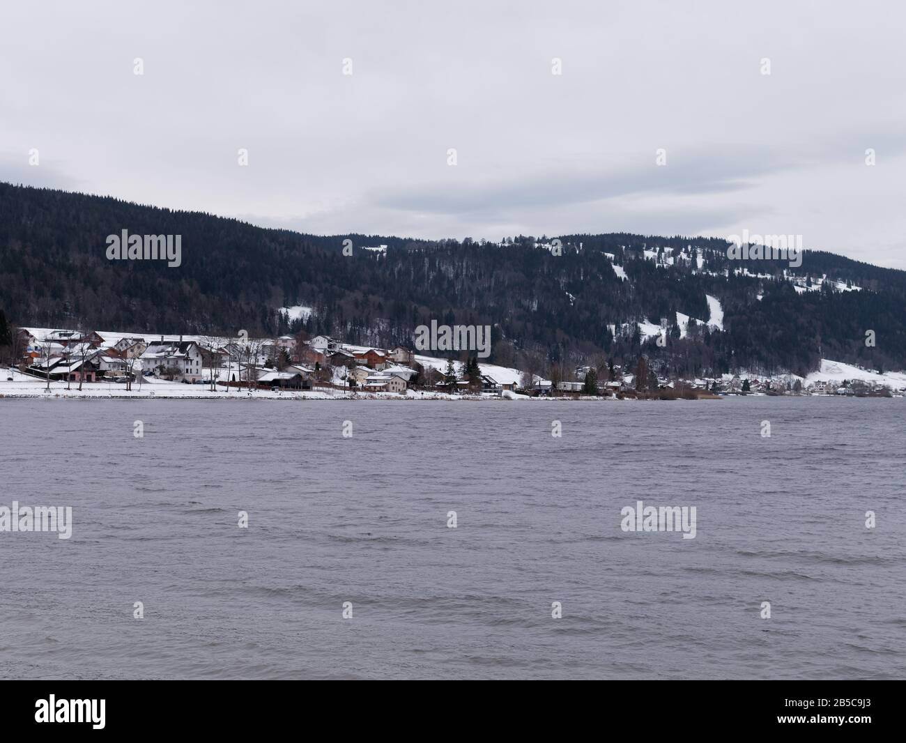 Blick auf Lac de Joux (Joux-See) und Vallée de Joux in L'Abbaye, Schweiz im Winter. Stockfoto