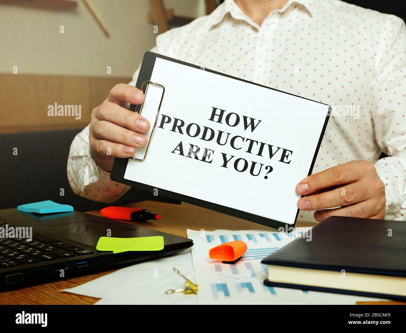 Produktivitätskonzept. Der Mensch stellt sich die Frage, wie Produktiv Sie sind. Stockfoto