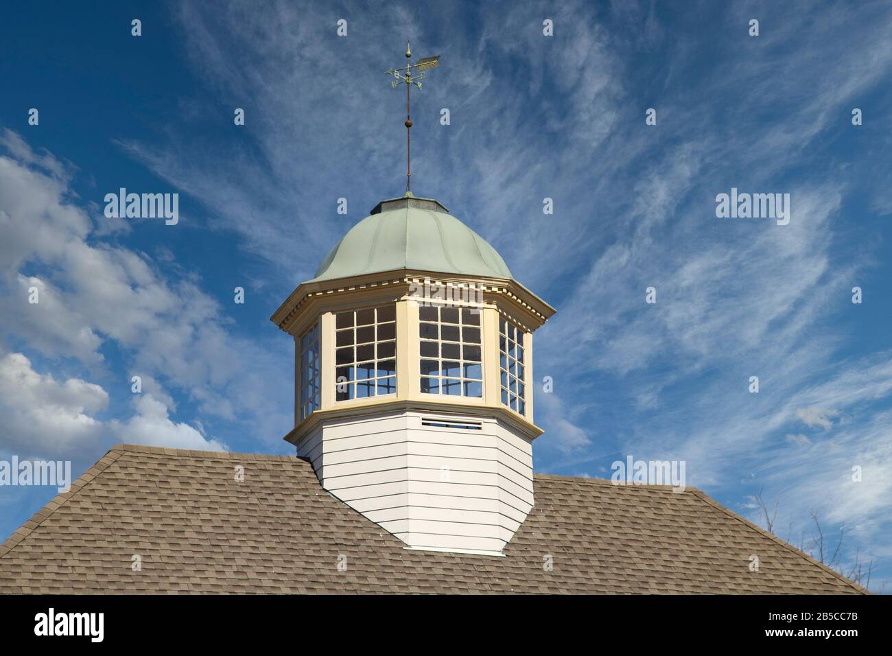 Cupola mit Weather Vane on Nice Sky Stockfoto