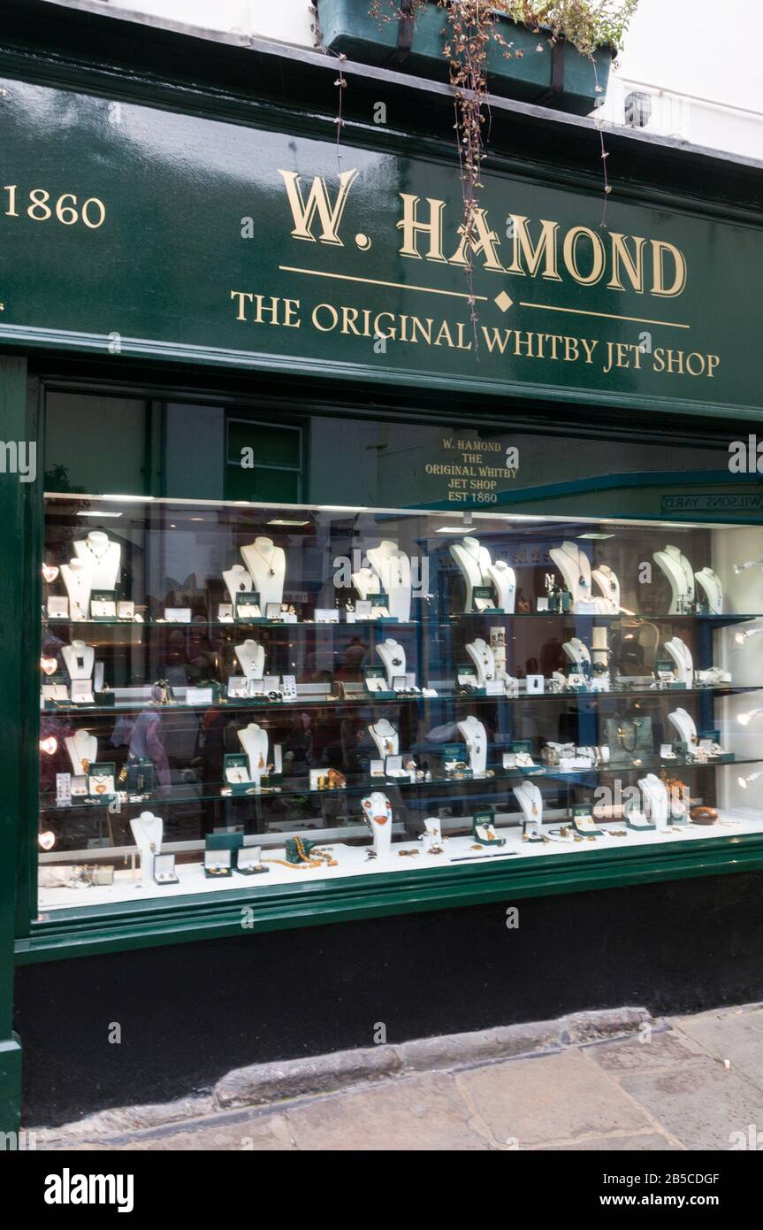 Eine große Schaufensterausstellung mit handgefertigten weißen Edelsteinringen und Halsketten im W.Hamond, dem berühmten Original-Whitby Black Jet Juwelier Stockfoto