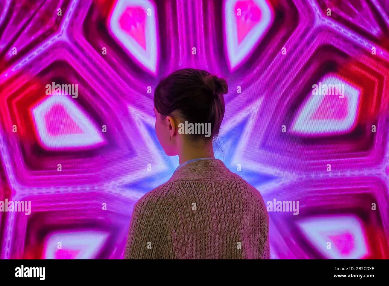 Junge Frau um an modernen immersive Ausstellung Stockfoto