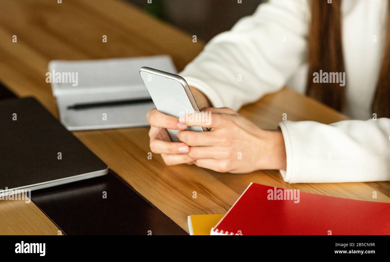 Moderne Technologien bei freiberuflichem Arbeitskonzept, zugeschnitten Stockfoto