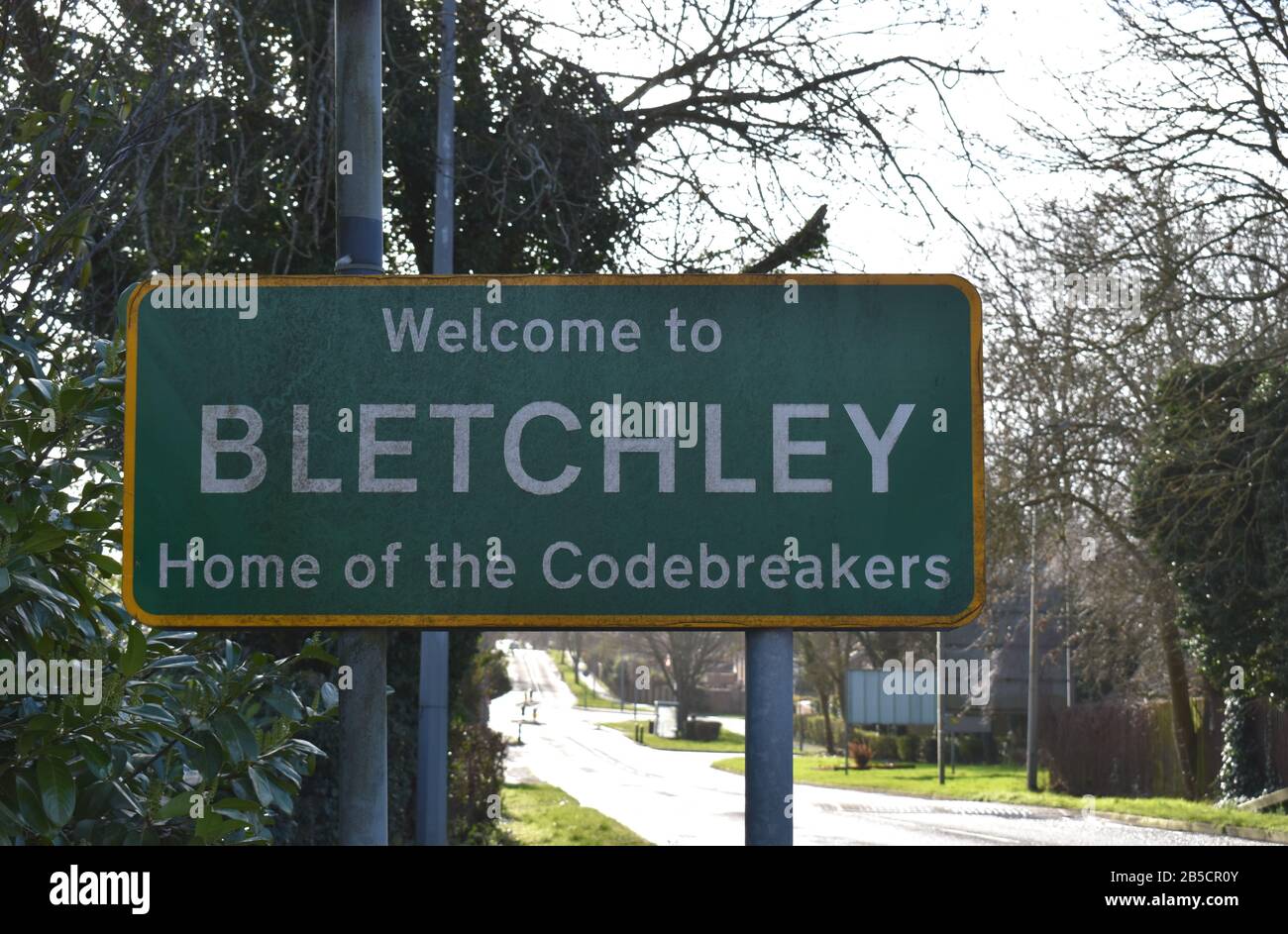 Straßenschild "Willkommen in Bletchley - Heimat der Codebreakers". Dies bezieht sich auf Bletchley Park, einst das streng geheime Haus der Codebrecher des zweiten Weltkriegs. Stockfoto