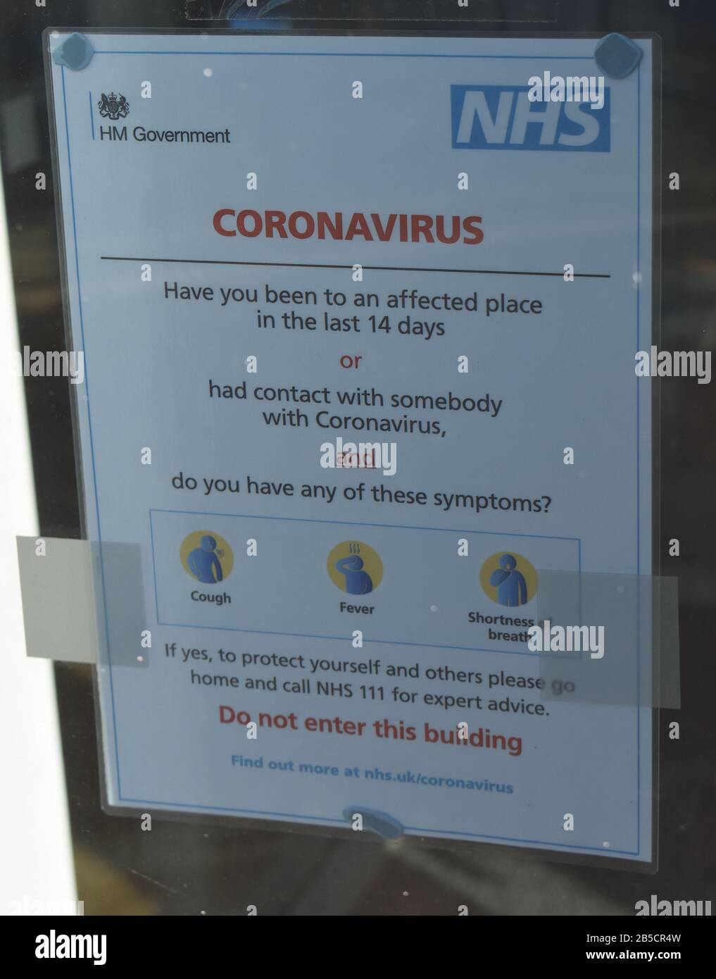 Dies ist eine Mitteilung über Coronavirus im Fenster einer GP-Operation in Milton Keynes. Stockfoto