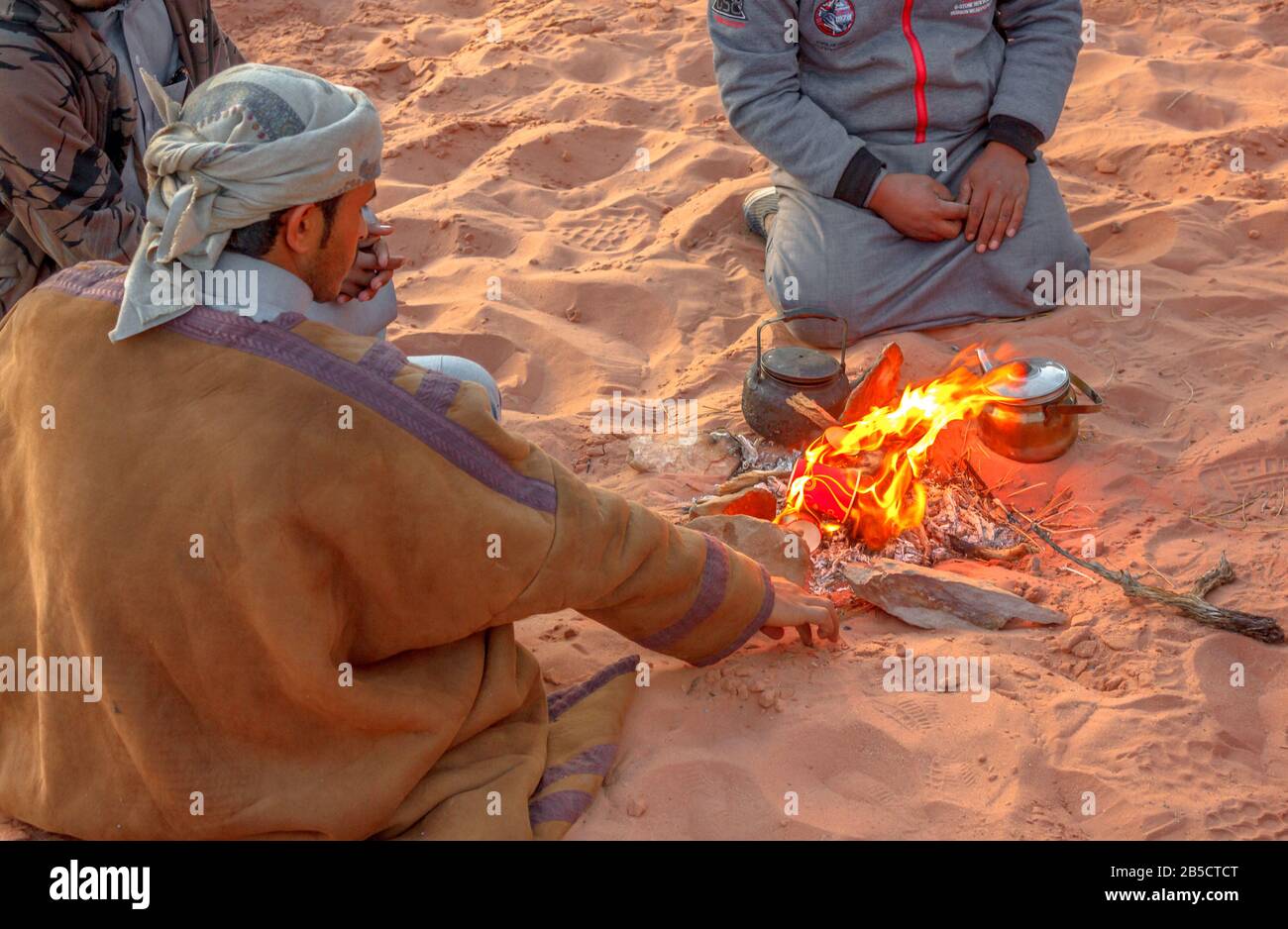 Aqaba, Jordanien - 5. Januar 2020: Nahaufnahme der teezeremonie in beduinen in der Wüste Wadi Rum, die auf den Granitfelsen des Tals des wartet Stockfoto