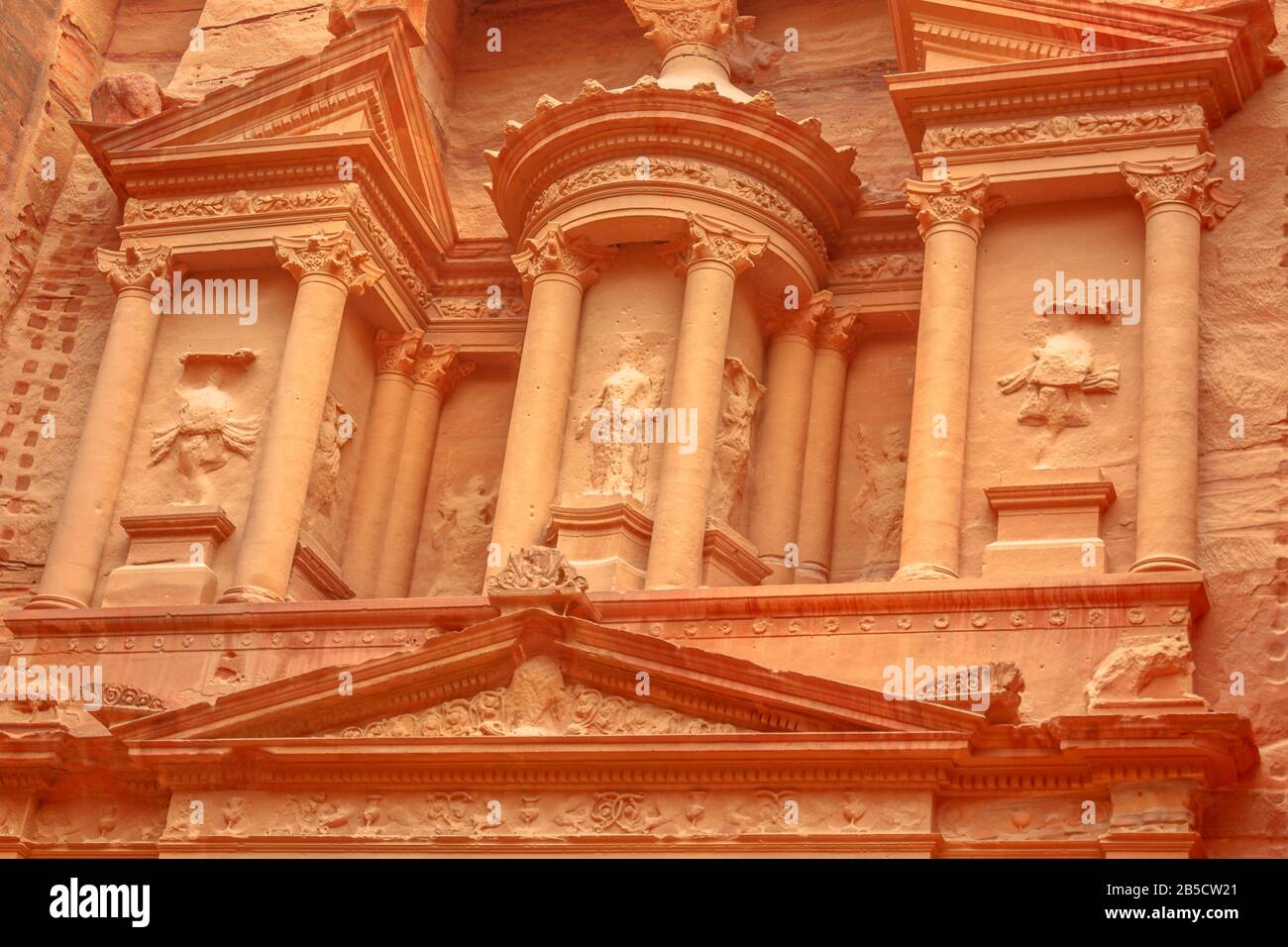 Architekturdetails der Fassade Des Schatzamtes in Petra in Jordanien. Archäologische Stätte und eine der beliebtesten Touristenattraktionen Stockfoto