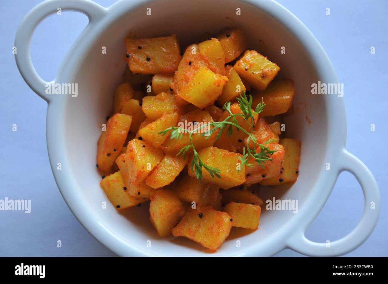 Würzige Kartoffel in einem Kadhai - indische vegetarische Küche Stockfoto