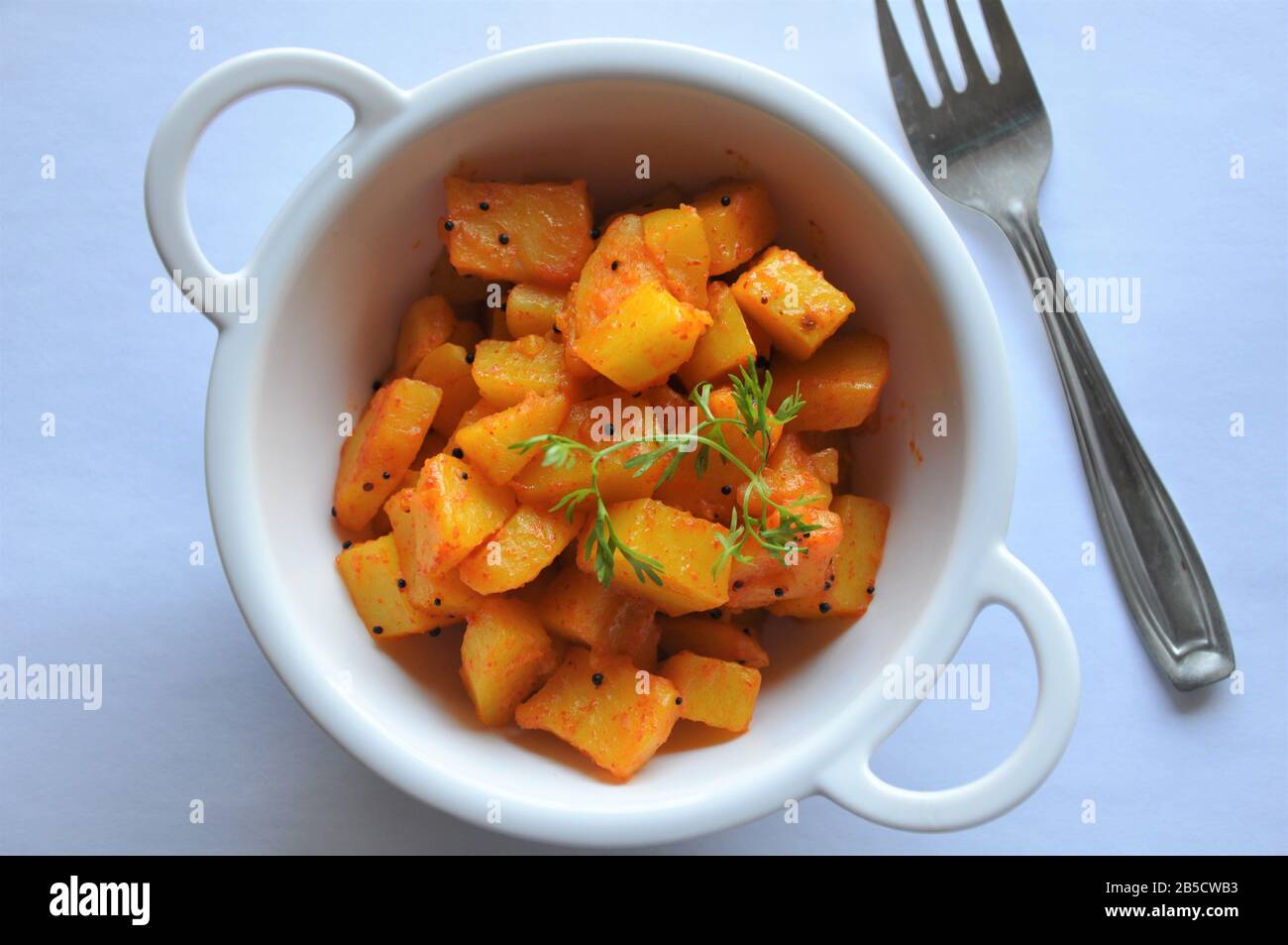Indische vegetarische Küche - Kartoffelsubji in einem Kadhai Stockfoto