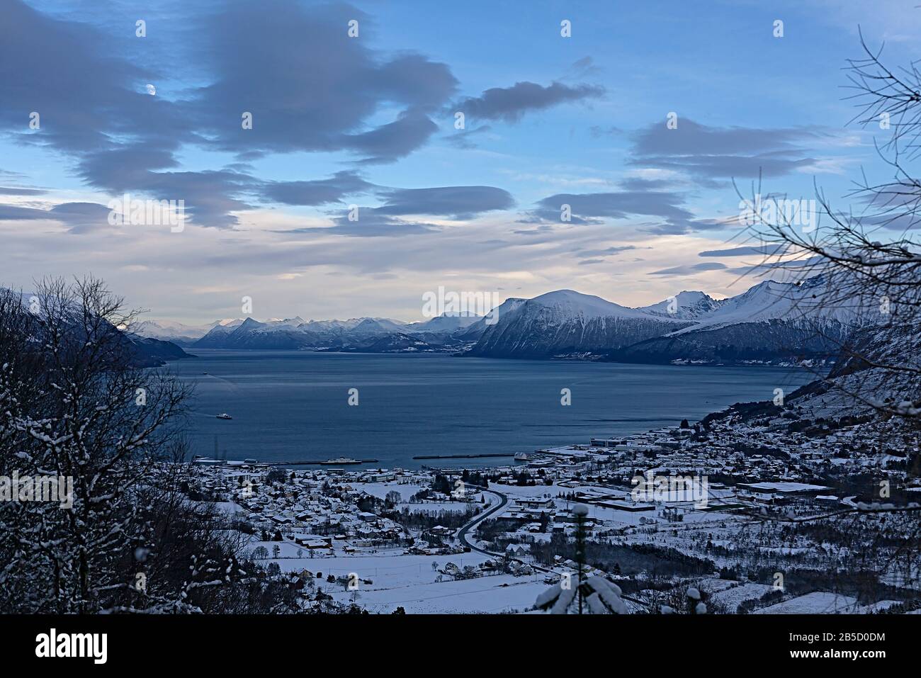 Die Stadt Hareid, Norwegen im Winter. Stockfoto