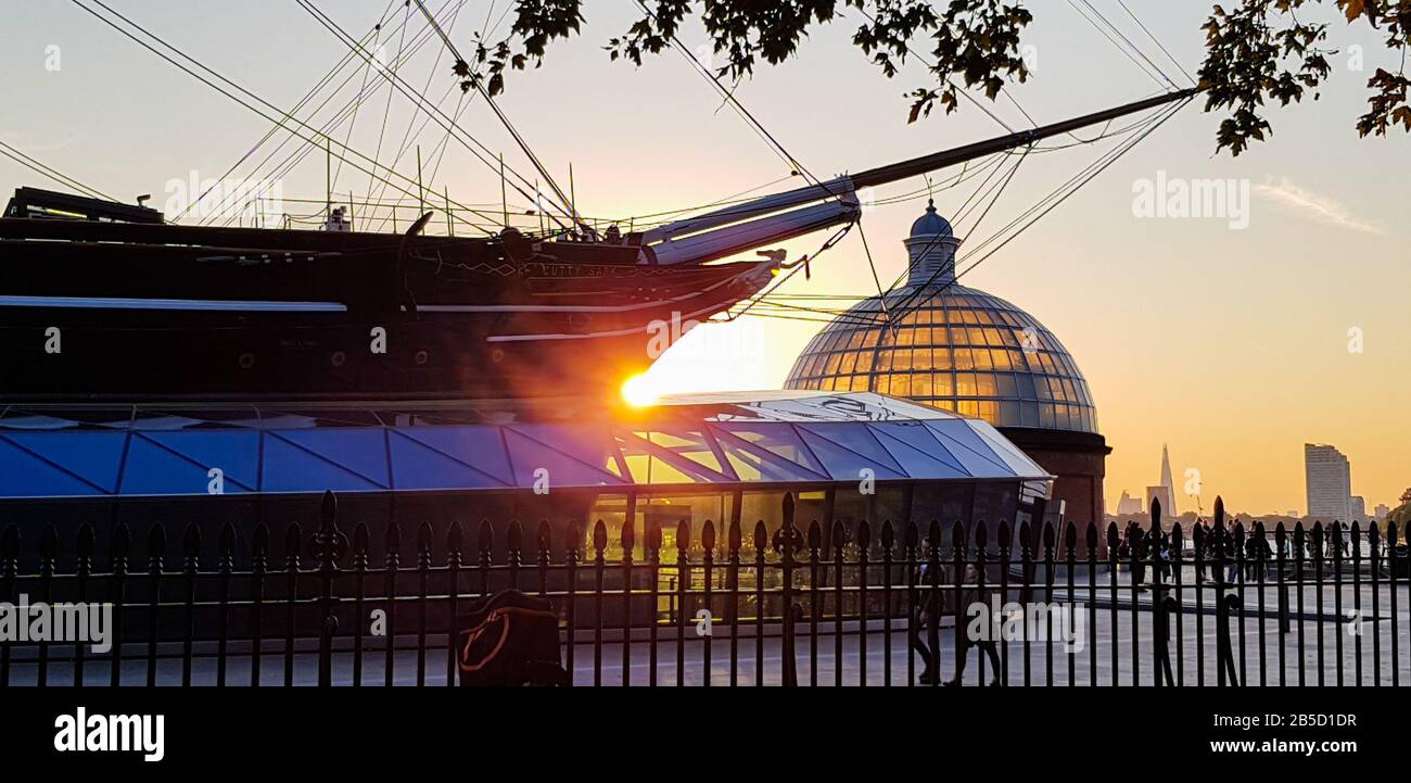 Greenwich, LONDON, Großbritannien - 2. SEPTEMBER 2018: British Tea Clipper Cutty Sark und Greenwich Foot Tunnel bei Sonnenuntergang. Stockfoto