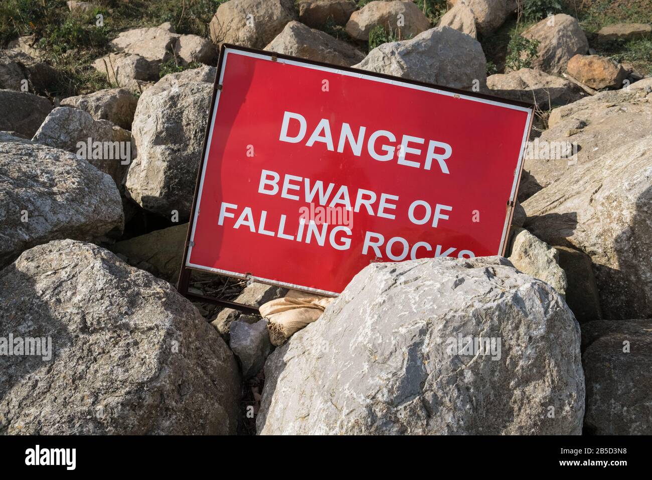 Gefahrenschild für herabfallende Felsen. Stockfoto