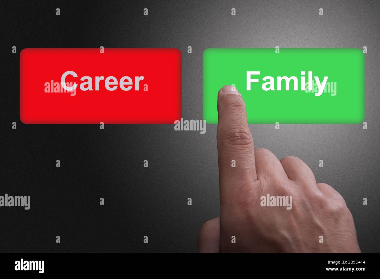 Rote und grüne Tasten mit Familie und Karriere und Zeigefinger auf Familie Stockfoto