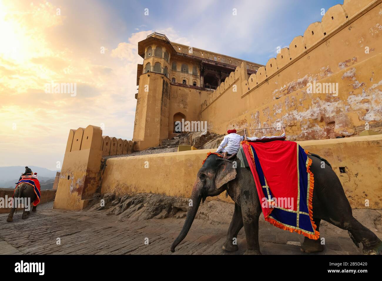 Amer Fort in Jaipur Rajasthan mit Blick auf den dekorierten indischen Elefanten, der für Vergnügungsfahrten für Touristen verwendet wird. Amber Fort gehört zum UNESCO-Weltkulturerbe Stockfoto