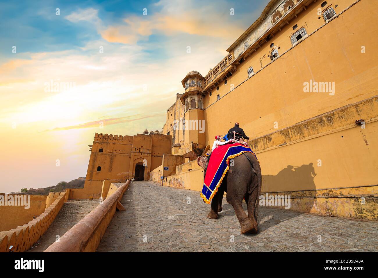 Amer Fort in Jaipur Rajasthan mit Blick auf den dekorierten indischen Elefanten, der für Vergnügungsfahrten für Touristen verwendet wird. Amber Fort gehört zum UNESCO-Weltkulturerbe Stockfoto