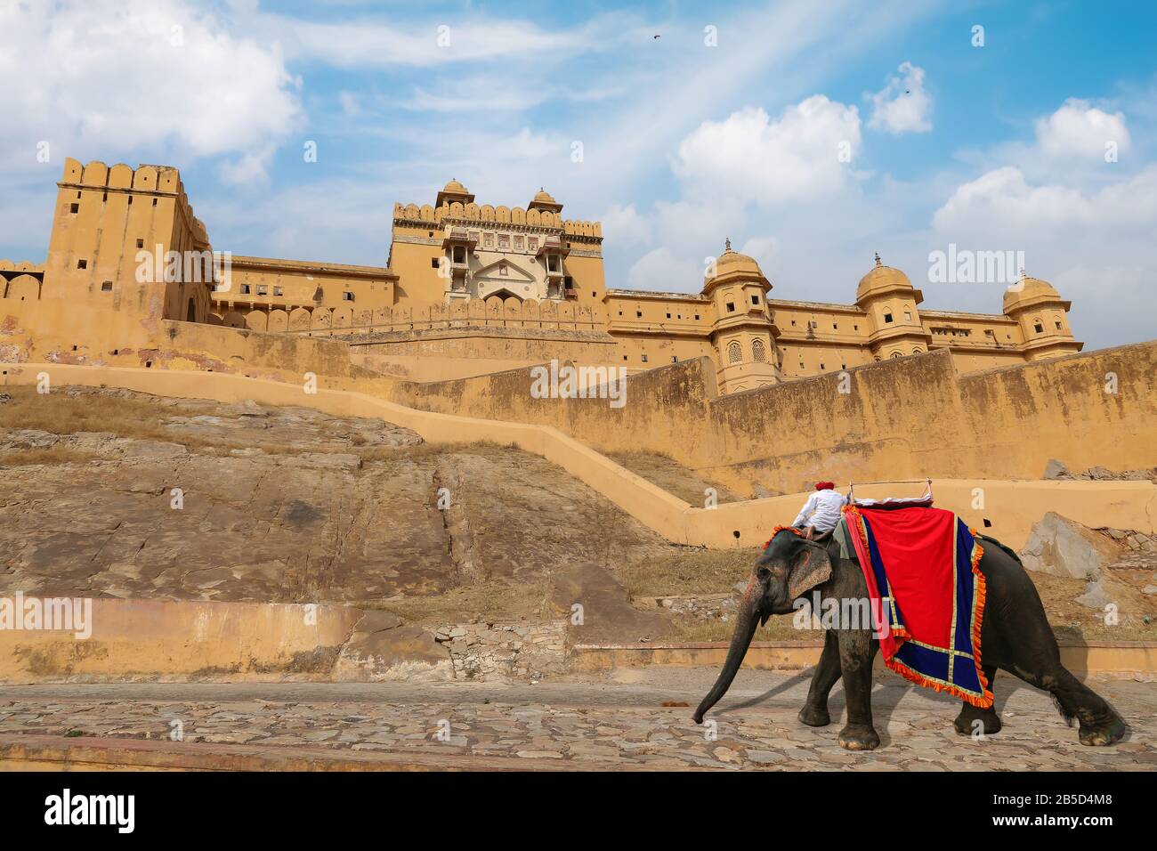 Amer Fort in Jaipur Rajasthan mit Blick auf den dekorierten indischen Elefanten, der für Vergnügungsfahrten für Touristen verwendet wird. Amber Fort gehört zum UNESCO-Weltkulturerbe Stockfoto