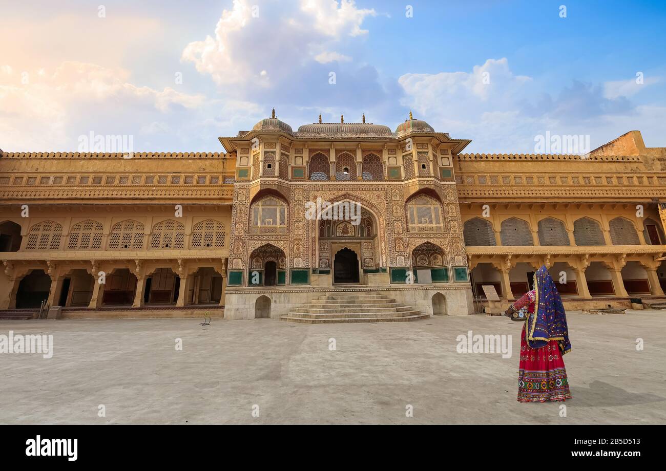 Frau im traditionellen Outfit im historischen Amer Fort in Jaipur Rajasthan Indien Stockfoto