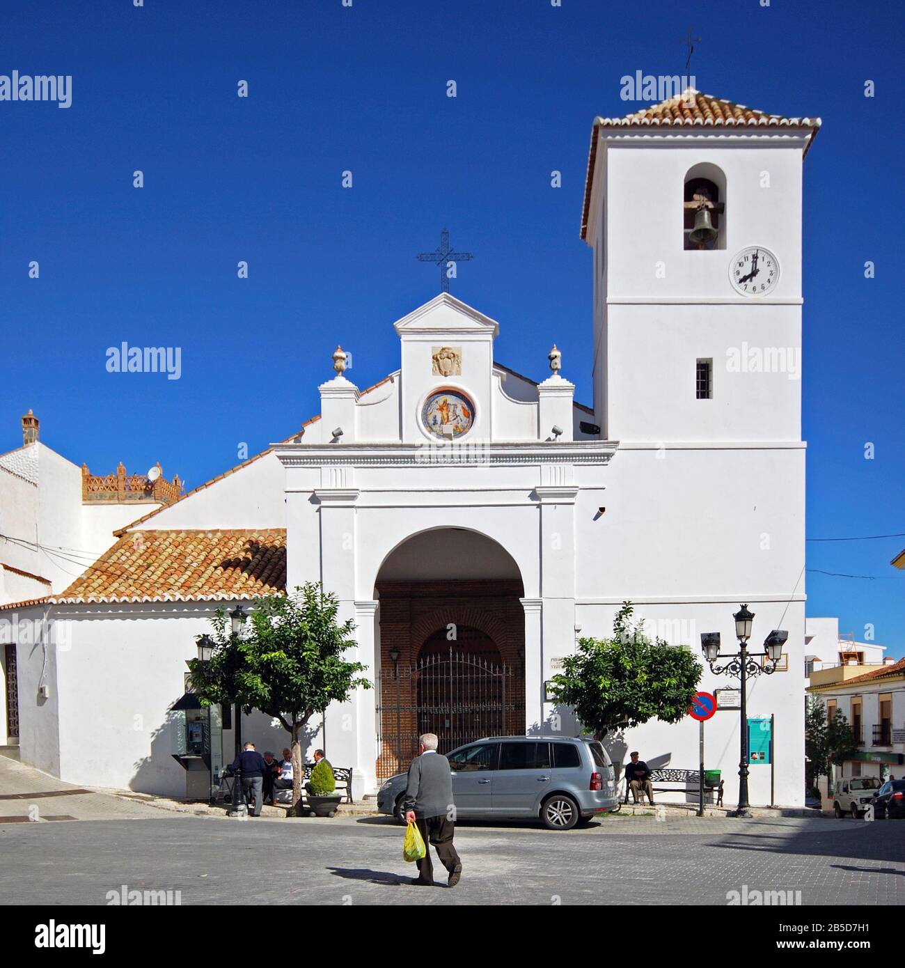 Santiago Apostle Kirche auf dem Stadtplatz (Iglesia de Santiago Apostol), Monda, Spanien. Stockfoto