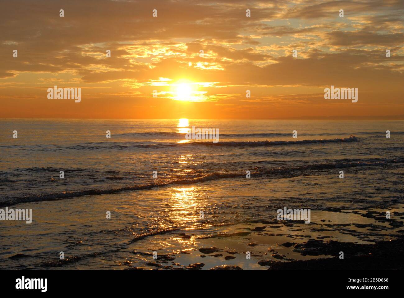 Mittelmeerküste mit Blick auf Marbella bei Sonnenuntergang, Puerto Cabopino, Marbella, Costa del Sol, Provinz Málaga, Andalusien, Spanien, Western Europa Stockfoto