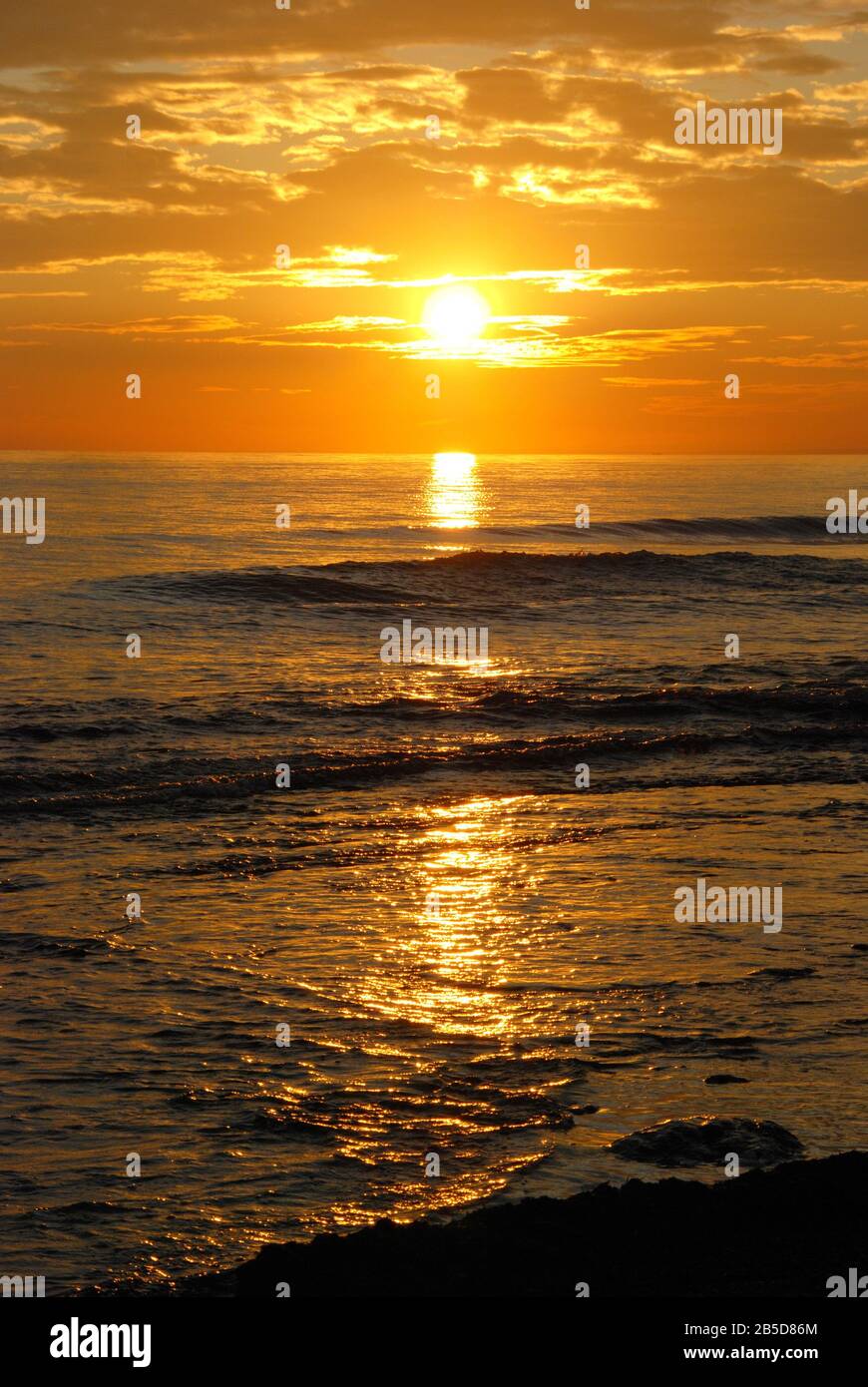 Blick über das Meer vom Strand bei Sonnenuntergang, Puerto Cabopino, Marbella, Costa Del Sol, Provinz Malaga, Andalusien, Spanien. Stockfoto