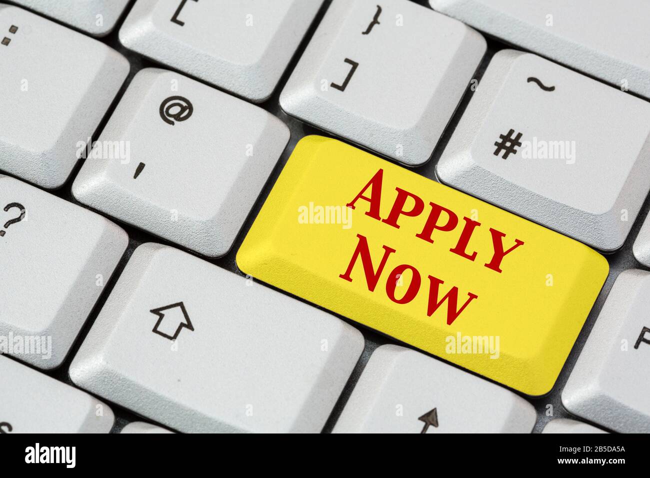 Eine Tastatur mit Apply, die nun in roter Schrift auf einer gelben ENTER-Taste steht. Karrierekonzept für Stellenbewerbung. England, Großbritannien, Großbritannien Stockfoto