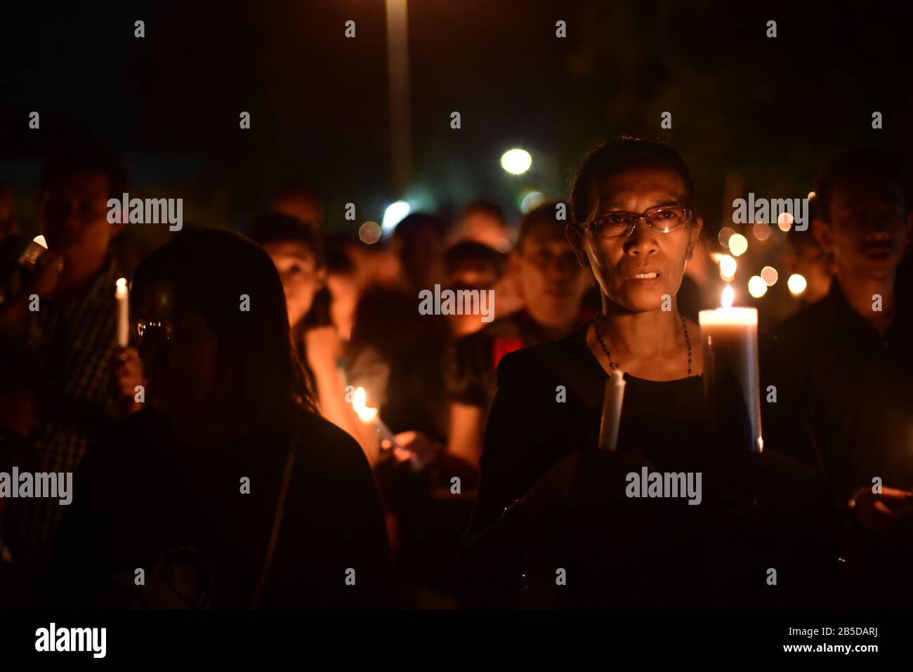 Die Menschen singen und beten während des vierstündigen Devotional march, einem Teil der Karfreitagsfeier 2015 in Larantuka, Flores Island, Indonesien. Stockfoto