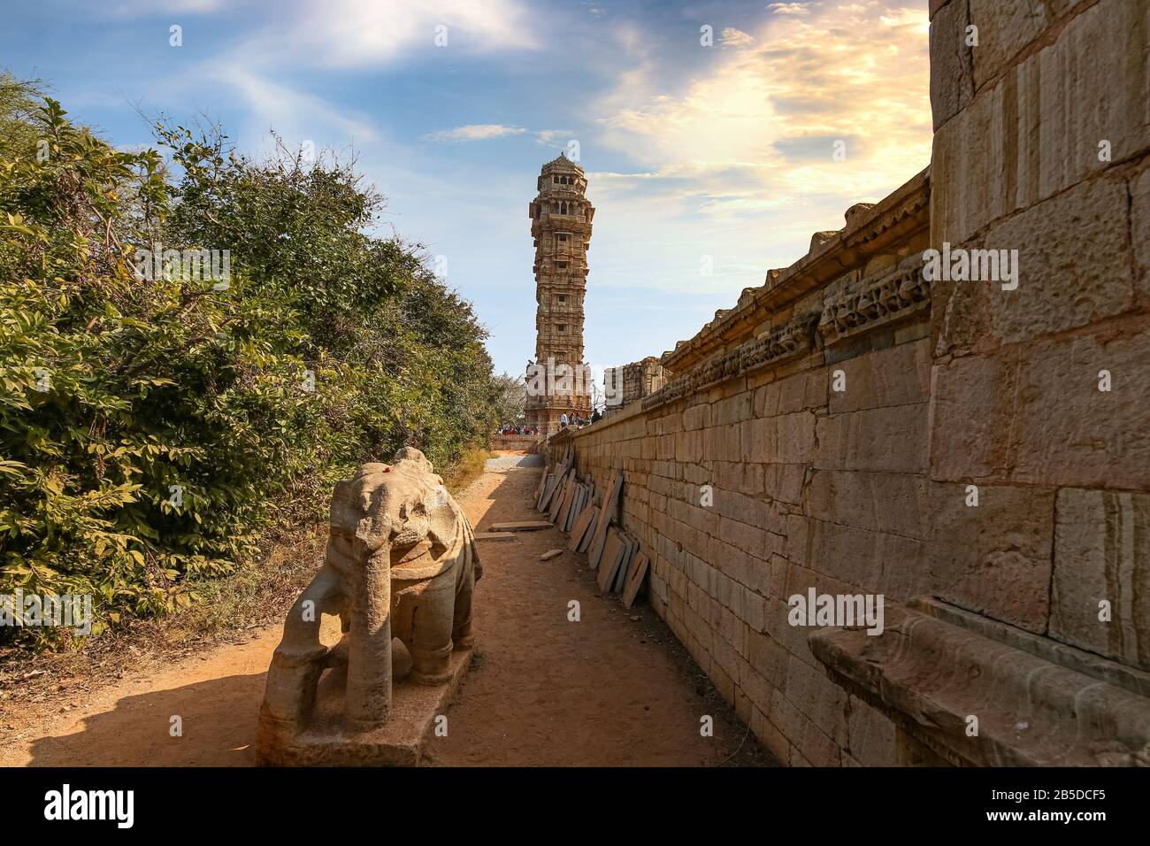 Alte Architektur von Chittorgarh Fort mit Blick auf das Siegesdenkmal, das als "Vijaya Stambha" mit mittelalterlichen Ruinen in Udaipur, Rajasthan, Indien, bekannt ist Stockfoto
