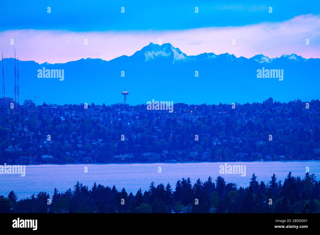Blick auf die Stadt Seattle in der Dämmerung und den Olymp im Hintergrund mit Häusern, Washington See vor Bellevue, WA, USA Stockfoto
