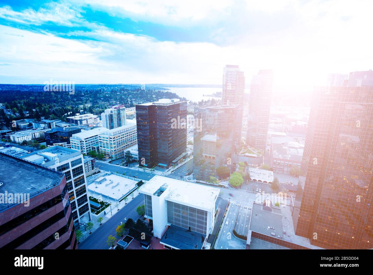 Panorama der Bellevue City im Zentrum von King County, Vereinigte Staaten über den Lake Washington von Seattle Stockfoto