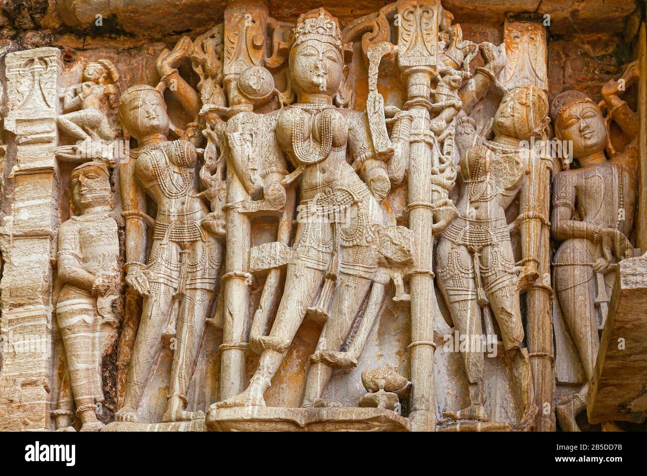 Uraltes Kunstwerk aus Tempelstein im Chittorgarh Fort Rajasthan. Chittor Fort gehört zum UNESCO-Weltkulturerbe und ist eines der größten Forts Indiens Stockfoto