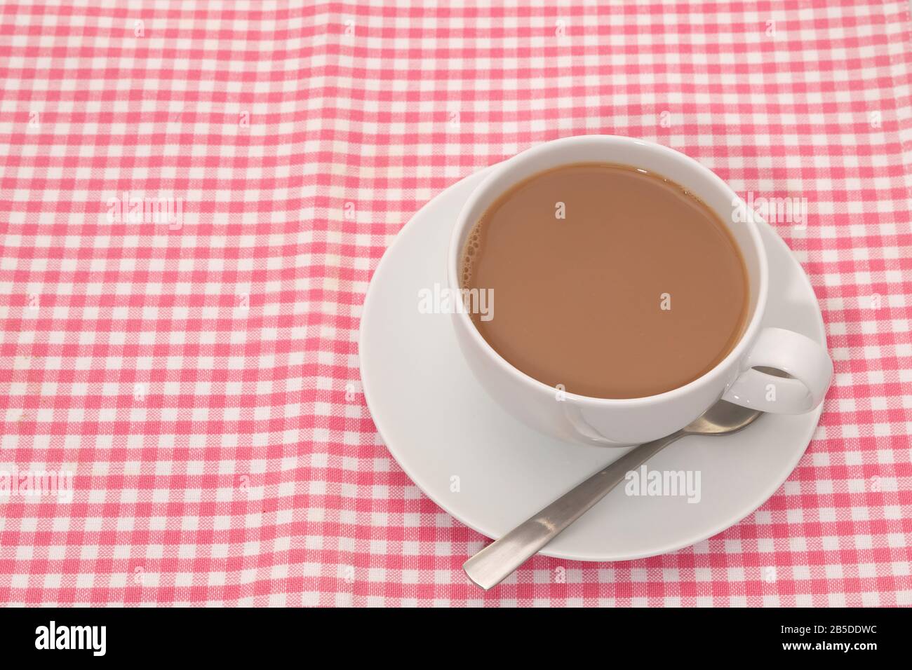 Tasse Tee auf einem kariertem Tischtuch Stockfoto