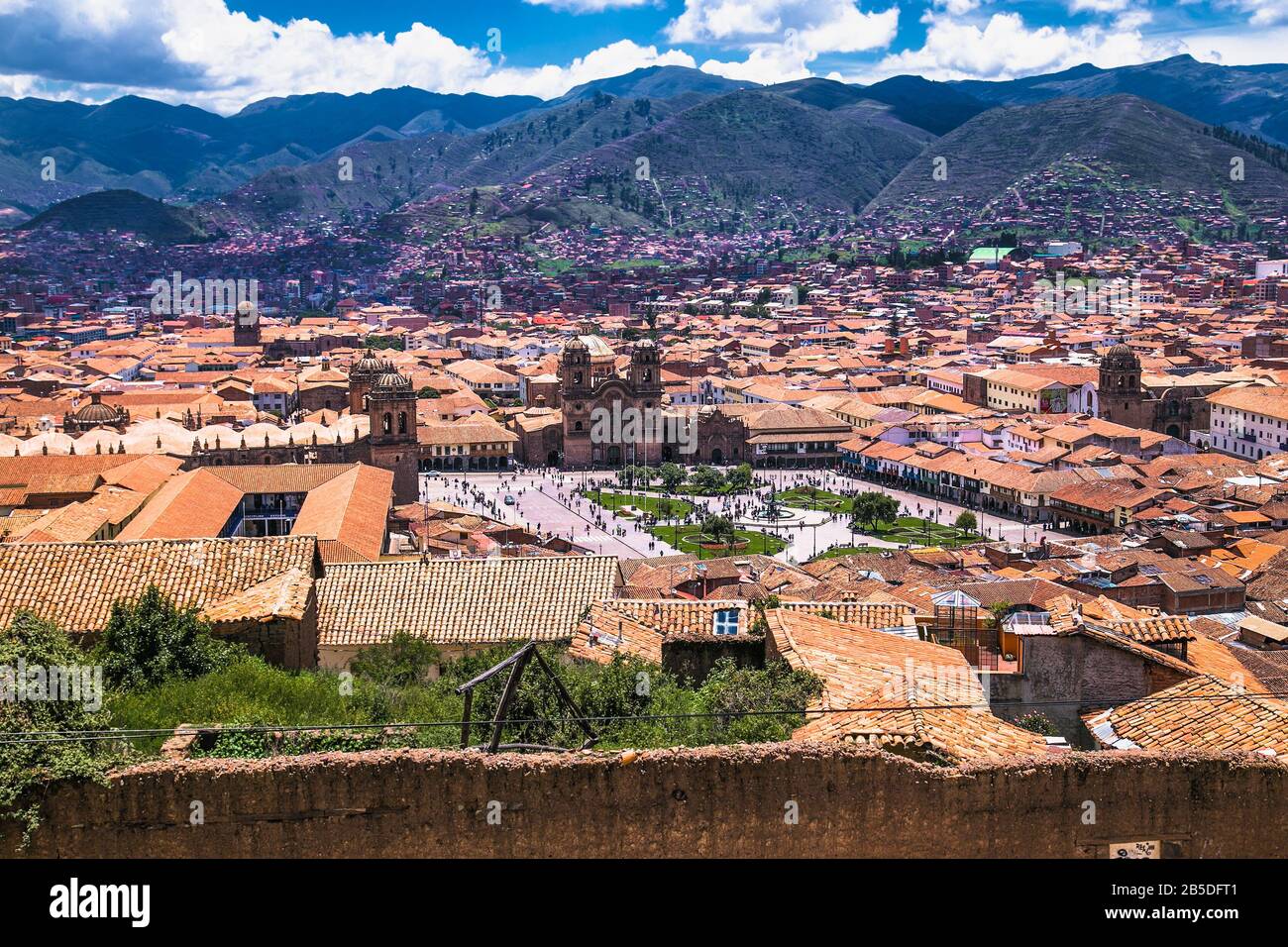 Schöner Panoramablick auf die Plaza de Armas in Cusco. Peru. Stockfoto