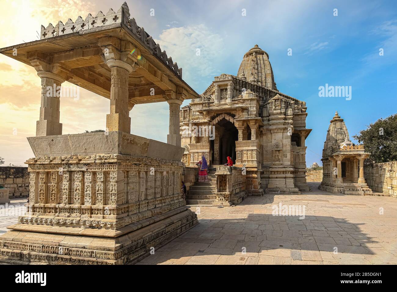 Alte Architektur der hinduistischen Tempelruinen im Chittorgarh Fort. Chittor Fort gehört zum UNESCO-Weltkulturerbe in Udaipur, Rajasthan, Indien Stockfoto