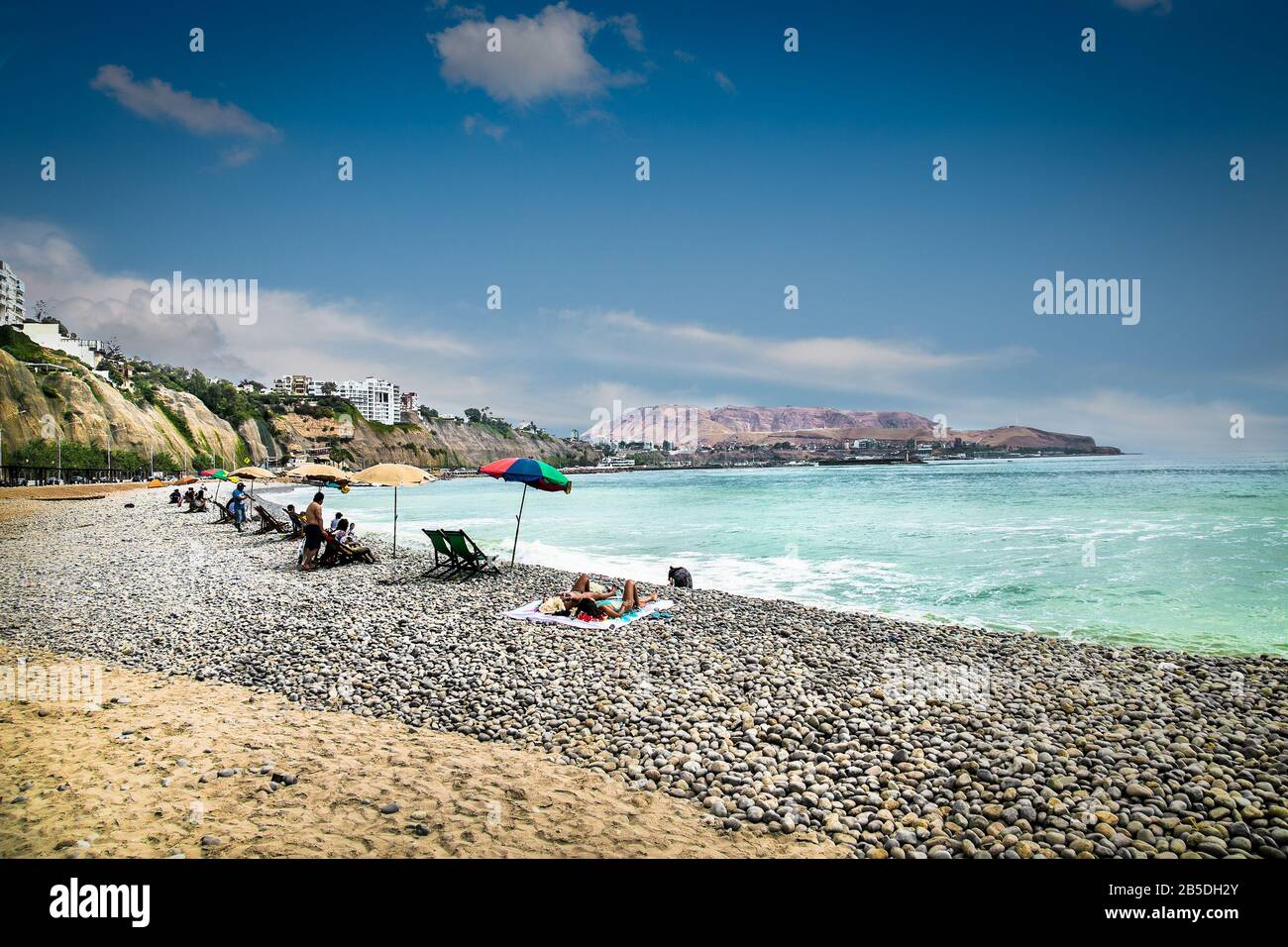 Lima, Peru-Jan 11, 2019: Pacific Coast View in sonniger Tag, Observation Deck, Treppe zum Strand. Blick vom öffentlichen Park in Miraflores. Li Stockfoto