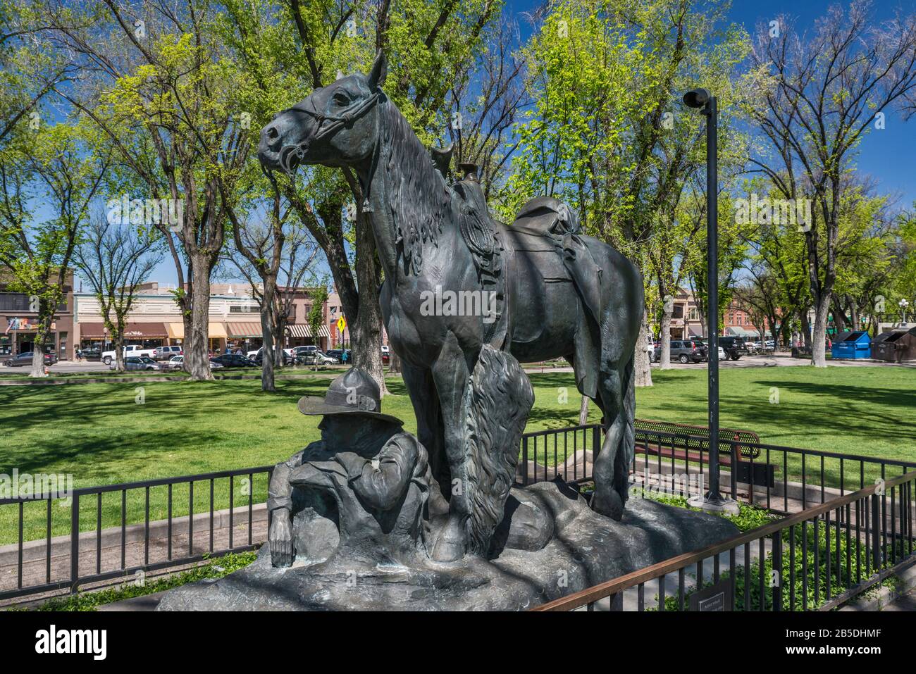 Cowboy at Rest Bronzestatue, 1990, basierend auf der kleineren Version, die Solon Hannibal Borglum im Jahr 1904/05 schuf, am Courthouse Plaza in Prescott, Arizona, USA Stockfoto