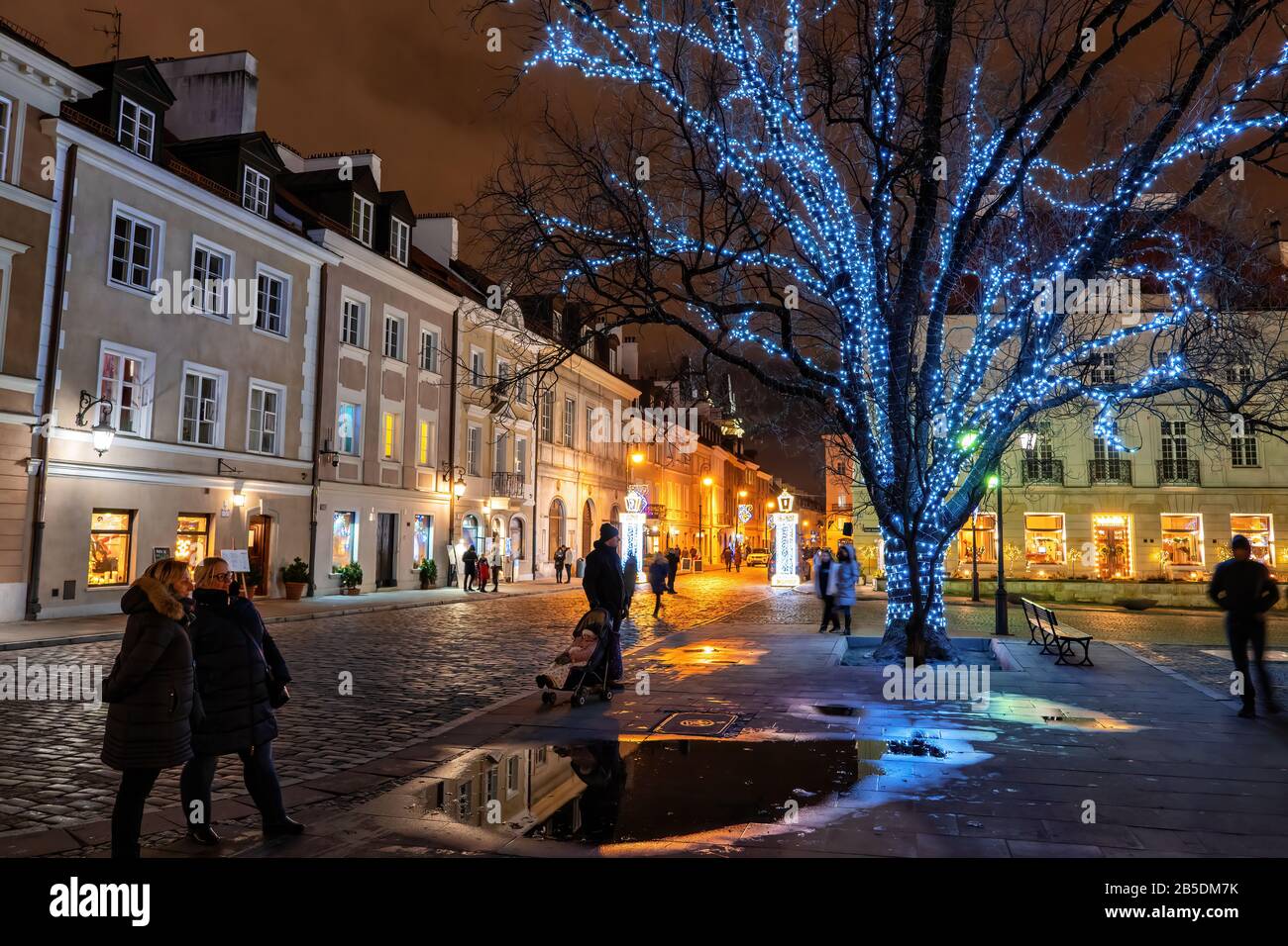 Stadt Warschau bei Nacht in Polen, Menschen auf der Straße Freta in der Neustadt, Baum mit Feiertagsbeleuchtung auf dem Neustädter Marktplatz Stockfoto