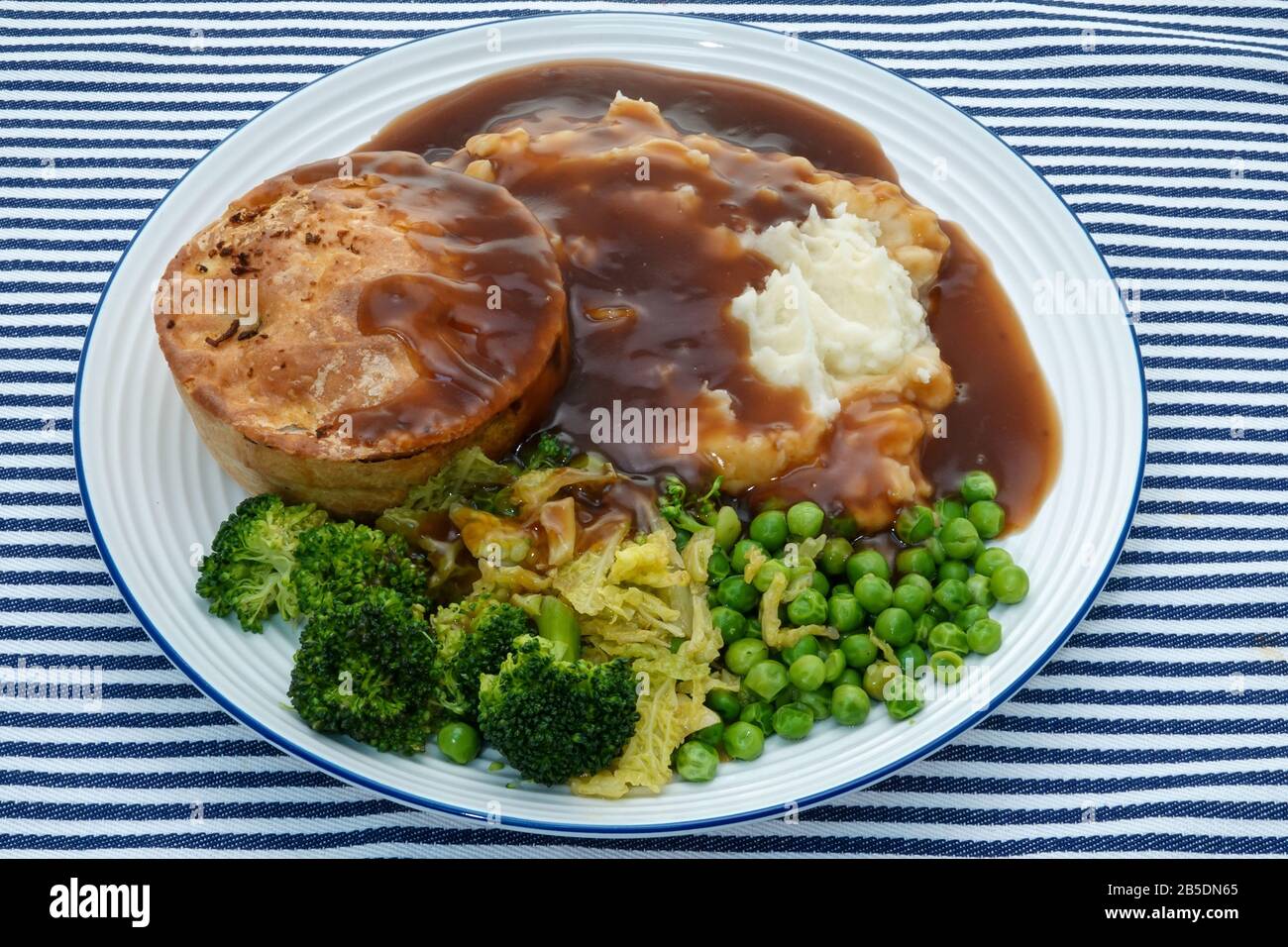 Kuchen- und Maschabendessen mit Gemüse und Gravy Stockfoto