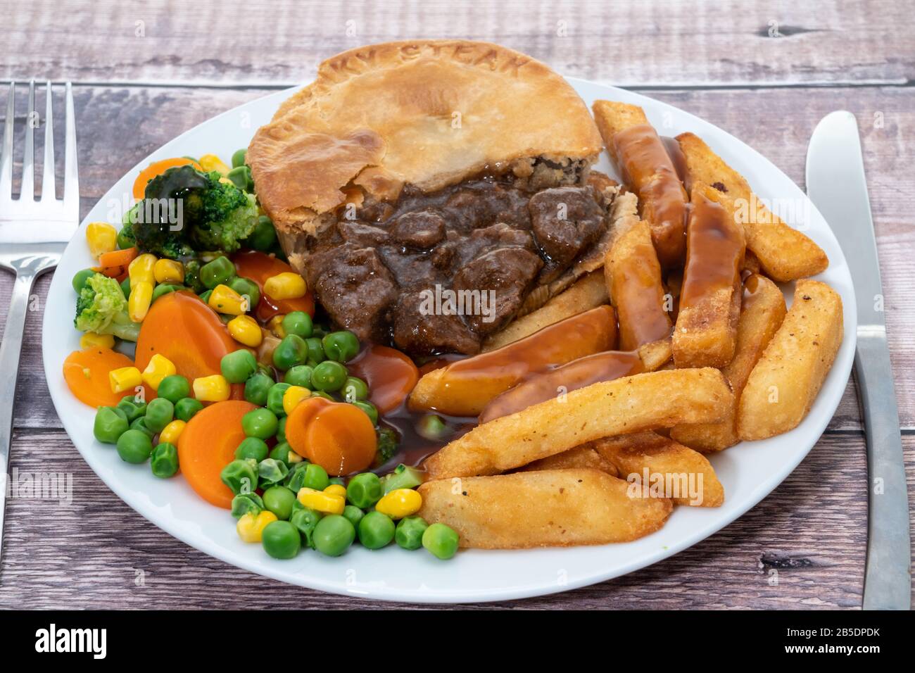 Rindersteakkuchen, Pommes und Gemüse Stockfoto