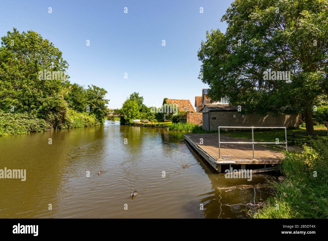 Poyntz Bridge und ein Steg auf dem Chichester Ship Canal in Hunston, West Sussex, Großbritannien. Stockfoto