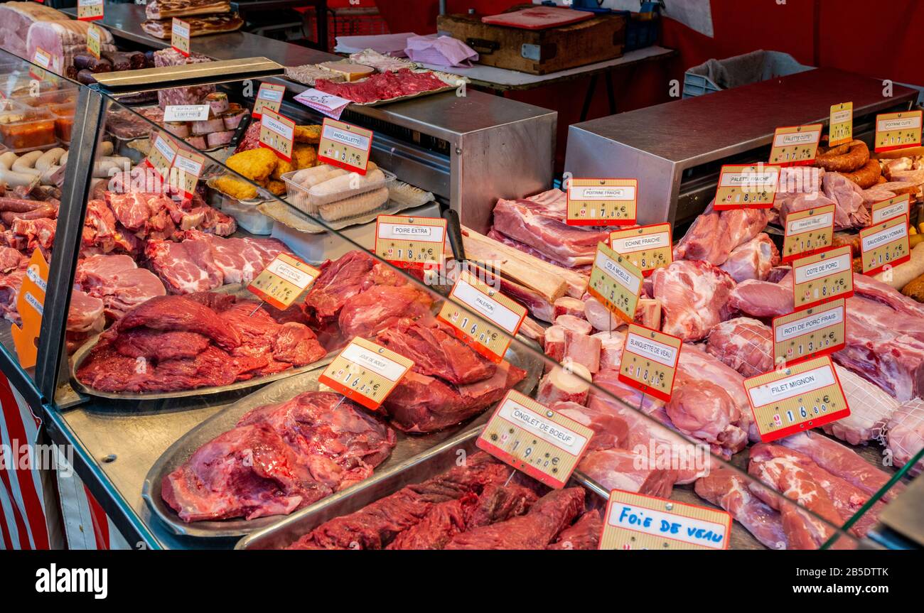 Bild einer Fleischtheke mit verschiedenen Fleischsorten von einem Markt im Freien in der Rue St. Germain in Paris, Frankreich. Stockfoto