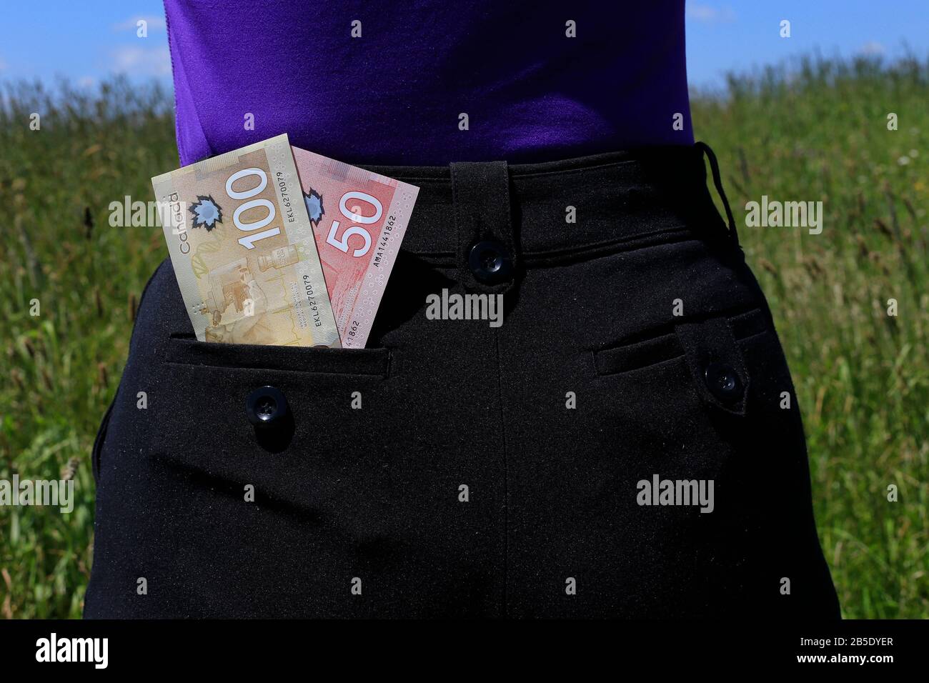 Geld in der hinteren Tasche Stockfoto