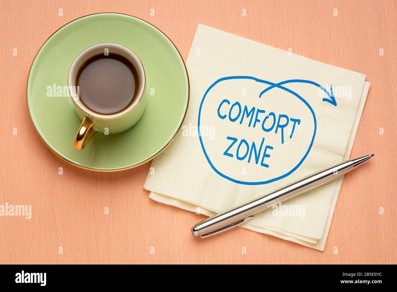 Verlassen Sie das Konzept der Komfortzone - motivieren Sie eine Serviette mit einer Tasse Kaffee, Herausforderung, Motivation und persönlicher Entwicklung Stockfoto