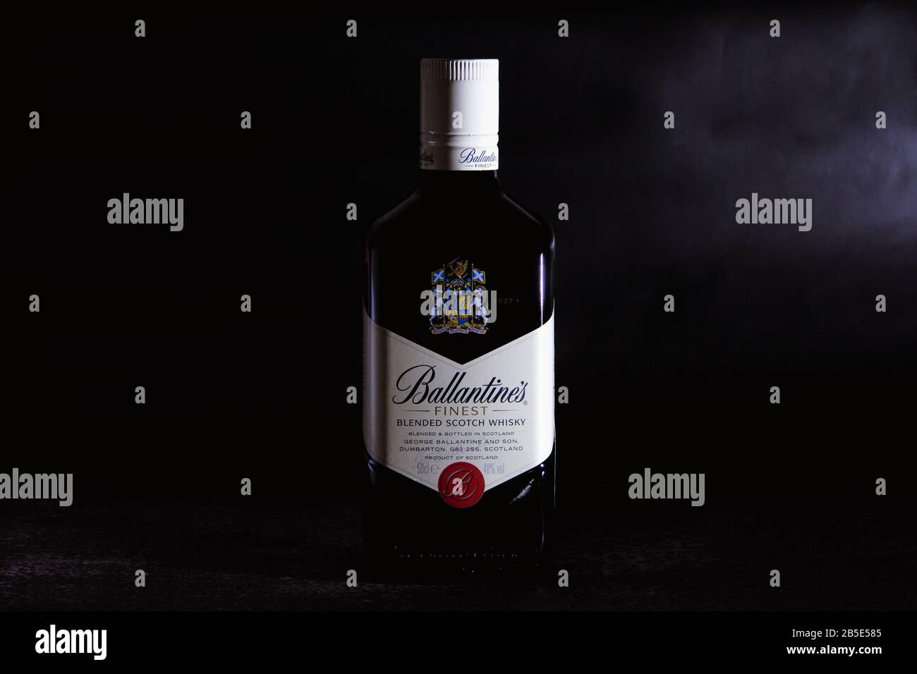 Izhewsk, Russland-März 01.2020: Eine Flasche Ballantines Whisky auf schwarzem Hintergrund. Weltberühmte Whiskymarke. Scotch Whiskey Stockfoto